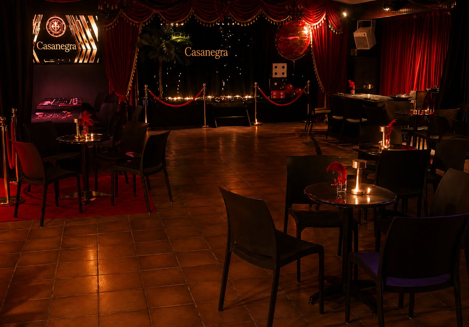 Salle de réception Casa Negra, ambiance cabaret avec scène et rideaux rouges