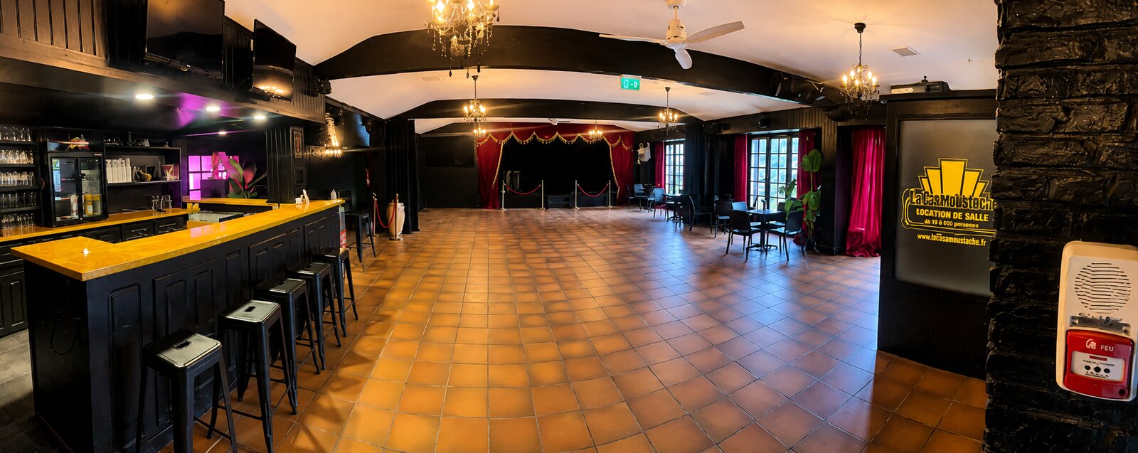 Vue panoramique de la salle Casa Negra avec bar et scène